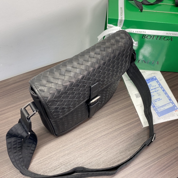 ボッテガヴェネタバッグ背面デザイン